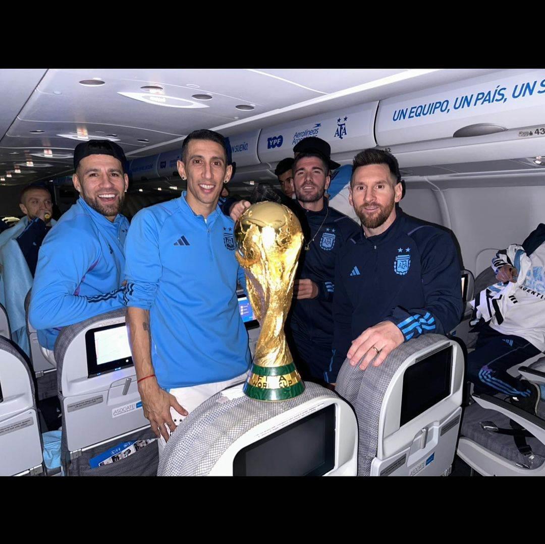 Messi comparte fotos dentro del avión de Qatar a Argentina