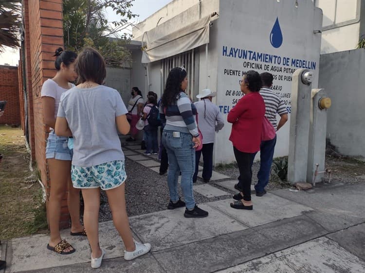 Largas filas para pagar el predial en módulo de Medellín (+Video)