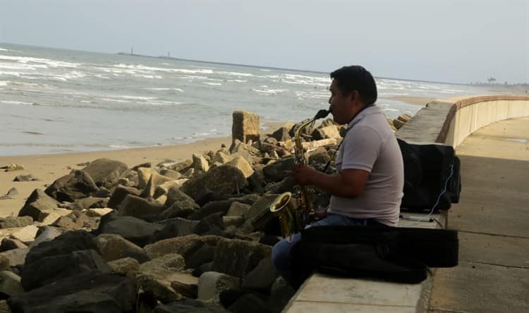 Julio, el joven que practica el saxofón con las olas del mar (+Video)