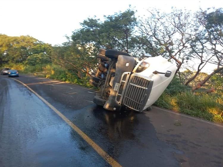 Tráiler vuelca entre Santiago Tuxtla y Ángel R. Cabada