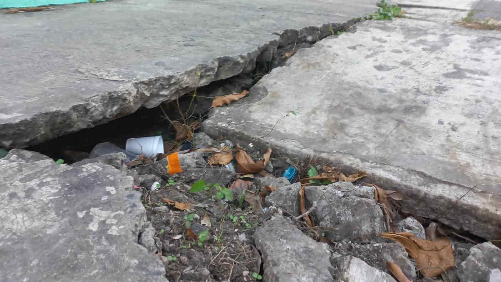 Vecinos en Boca del Río llaman a reparar banqueta desprendida y cuarteada