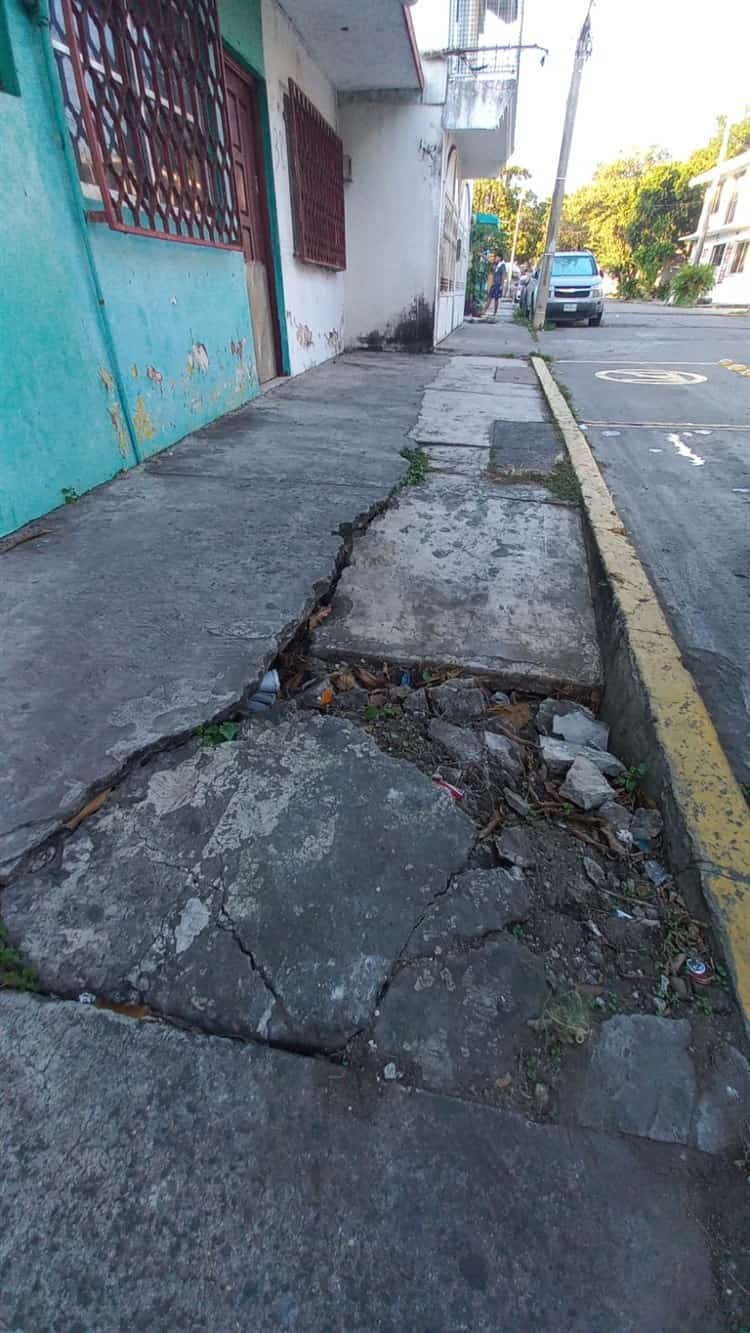 Vecinos en Boca del Río llaman a reparar banqueta desprendida y cuarteada