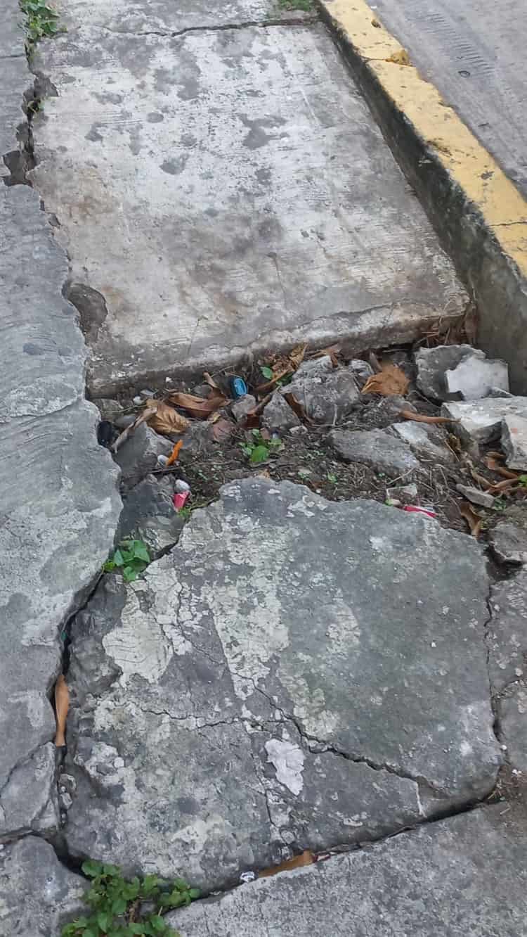 Vecinos en Boca del Río llaman a reparar banqueta desprendida y cuarteada