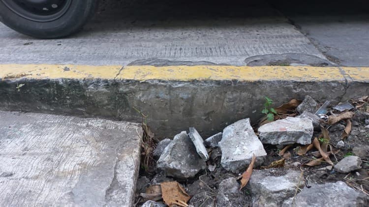 Vecinos en Boca del Río llaman a reparar banqueta desprendida y cuarteada