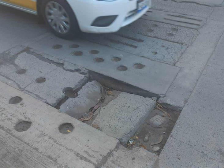 Tragatormentas rotos en colonia Dos Caminos ponen en peligro el paso de vehículos