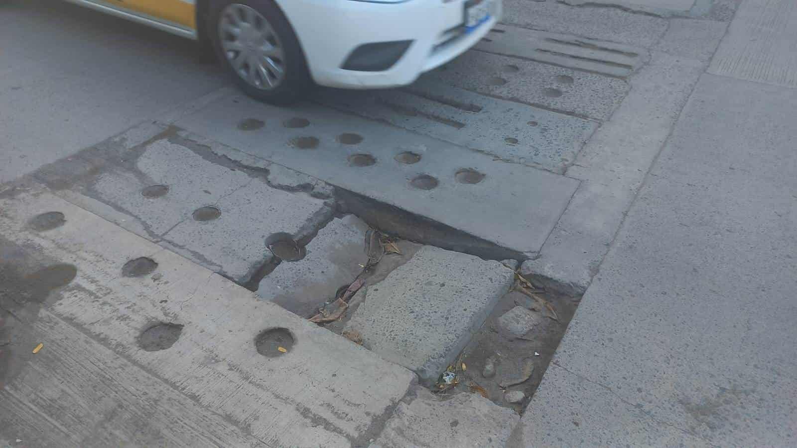 Tragatormentas rotos en colonia Dos Caminos ponen en peligro el paso de vehículos