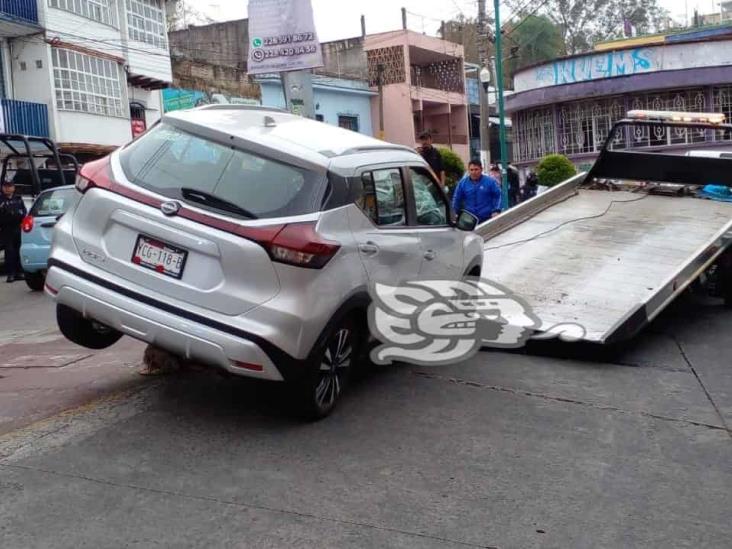 Conductora de camioneta choca contra bolardos de calle de Hidalgo en Xalapa