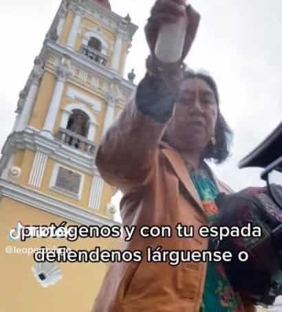 Echa agua bendita a pareja gay y llama al 911 para que la expulse de la iglesia