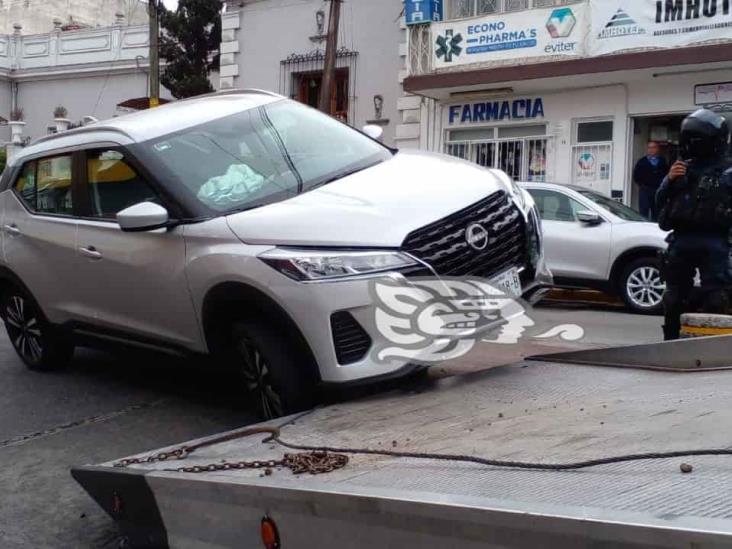 Conductora de camioneta choca contra bolardos de calle de Hidalgo en Xalapa