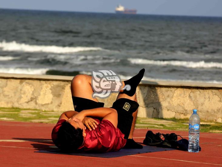 Cumpliendo propósitos de Año Nuevo; porteños llenan el Malecón para ejercitarse