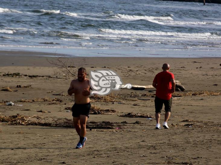 Cumpliendo propósitos de Año Nuevo; porteños llenan el Malecón para ejercitarse