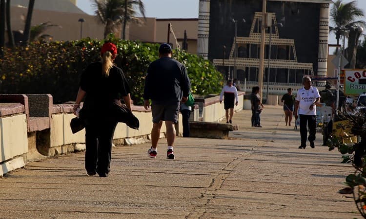 Cumpliendo propósitos de Año Nuevo; porteños llenan el Malecón para ejercitarse