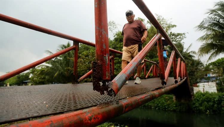 Exigen cambio de puente metálico; Es un peligro para todos(+Video)