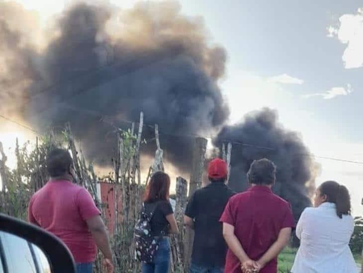 Alarma en Jáltipan por incendio, que resultó ser quema de llantas