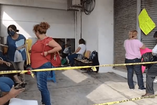 Continúa tomada la delegación de la SEV en Boca del Río (+Video)