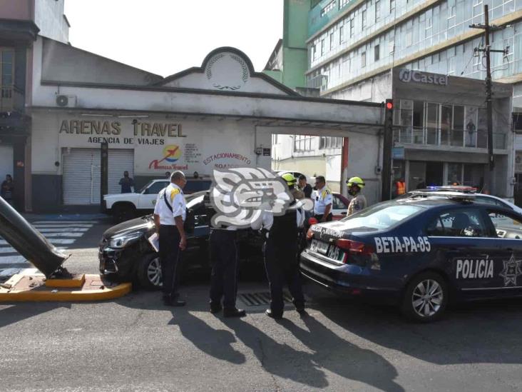 Choca y derriba semáforo en colonia Centro de Orizaba (+Video)