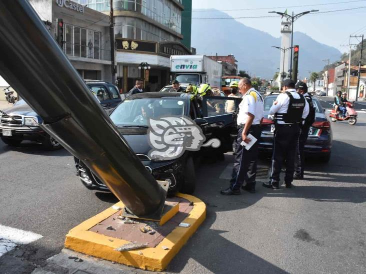 Choca y derriba semáforo en colonia Centro de Orizaba (+Video)