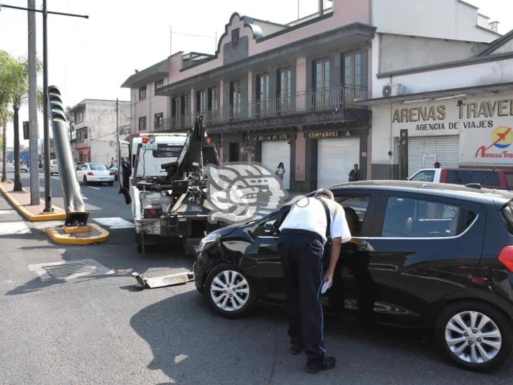 Choca y derriba semáforo en colonia Centro de Orizaba (+Video)