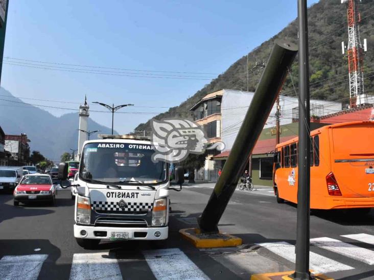 Choca y derriba semáforo en colonia Centro de Orizaba (+Video)