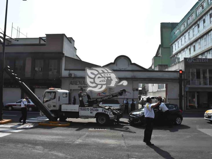 Choca y derriba semáforo en colonia Centro de Orizaba (+Video)