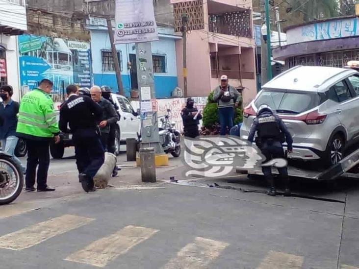 Conductora de camioneta choca contra bolardos de calle de Hidalgo en Xalapa