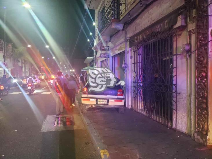 Vehículo atropella a peatón y se mete a comercio en pleno centro de Orizaba