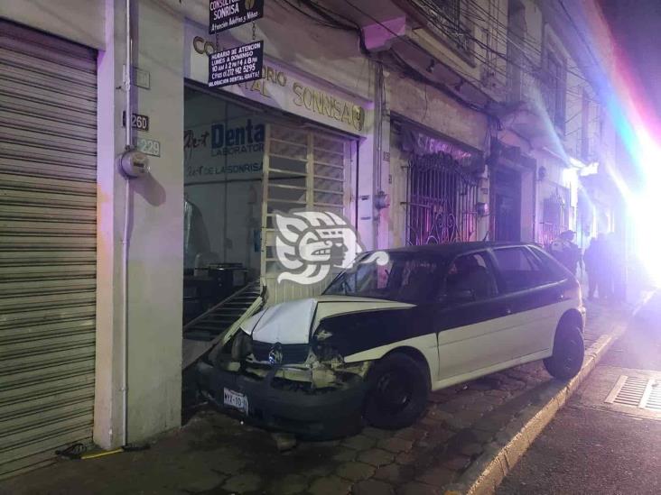 Vehículo atropella a peatón y se mete a comercio en pleno centro de Orizaba