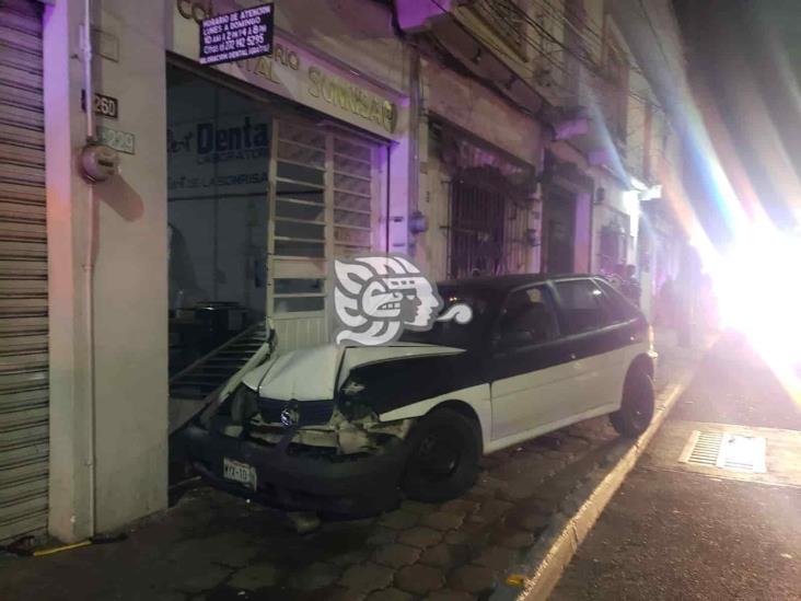 Vehículo atropella a peatón y se mete a comercio en pleno centro de Orizaba