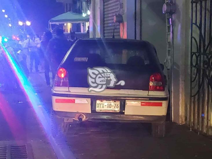 Vehículo atropella a peatón y se mete a comercio en pleno centro de Orizaba