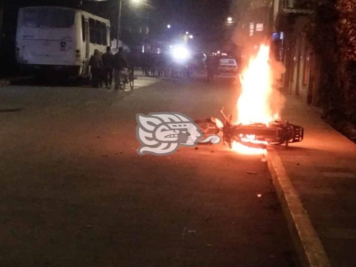 ¡Sin control! Incendian motopatrulla en Rafael Delgado (+Vídeo)