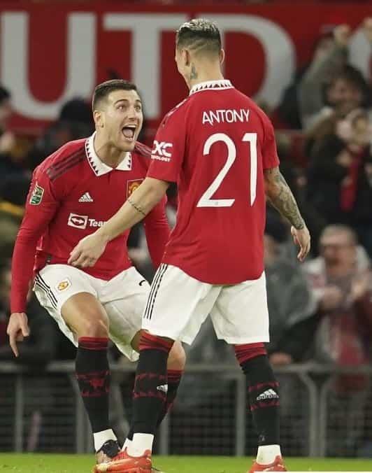 Cumple Manchester United en Copa de la Liga inglesa