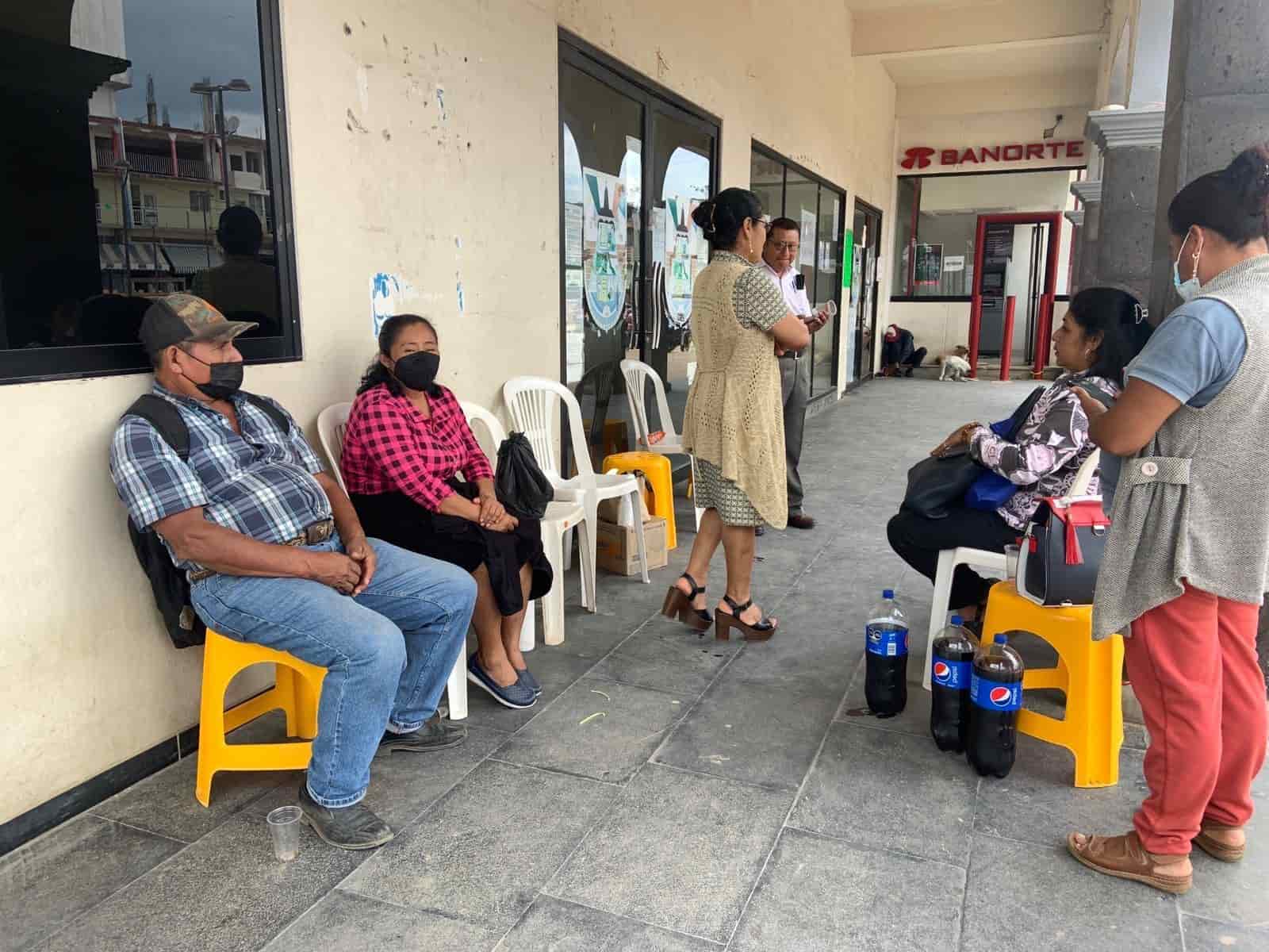 Se enfrentan empleados de gobierno de Sayula de Alemán; buscan impedir la toma del Palacio Municipal