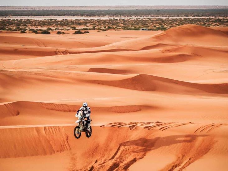 Domina Leonardo Benavides en la novena etapa de motos