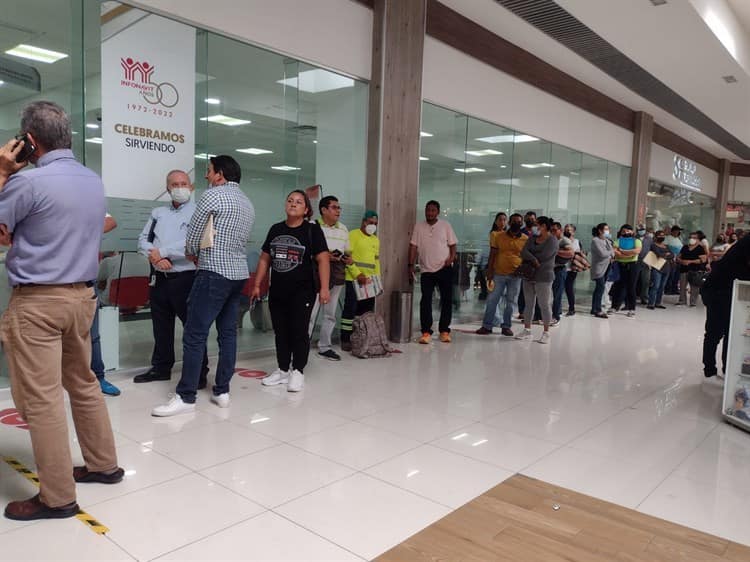 Largas filas en Infonavit por último día para convertir crédito (+video)