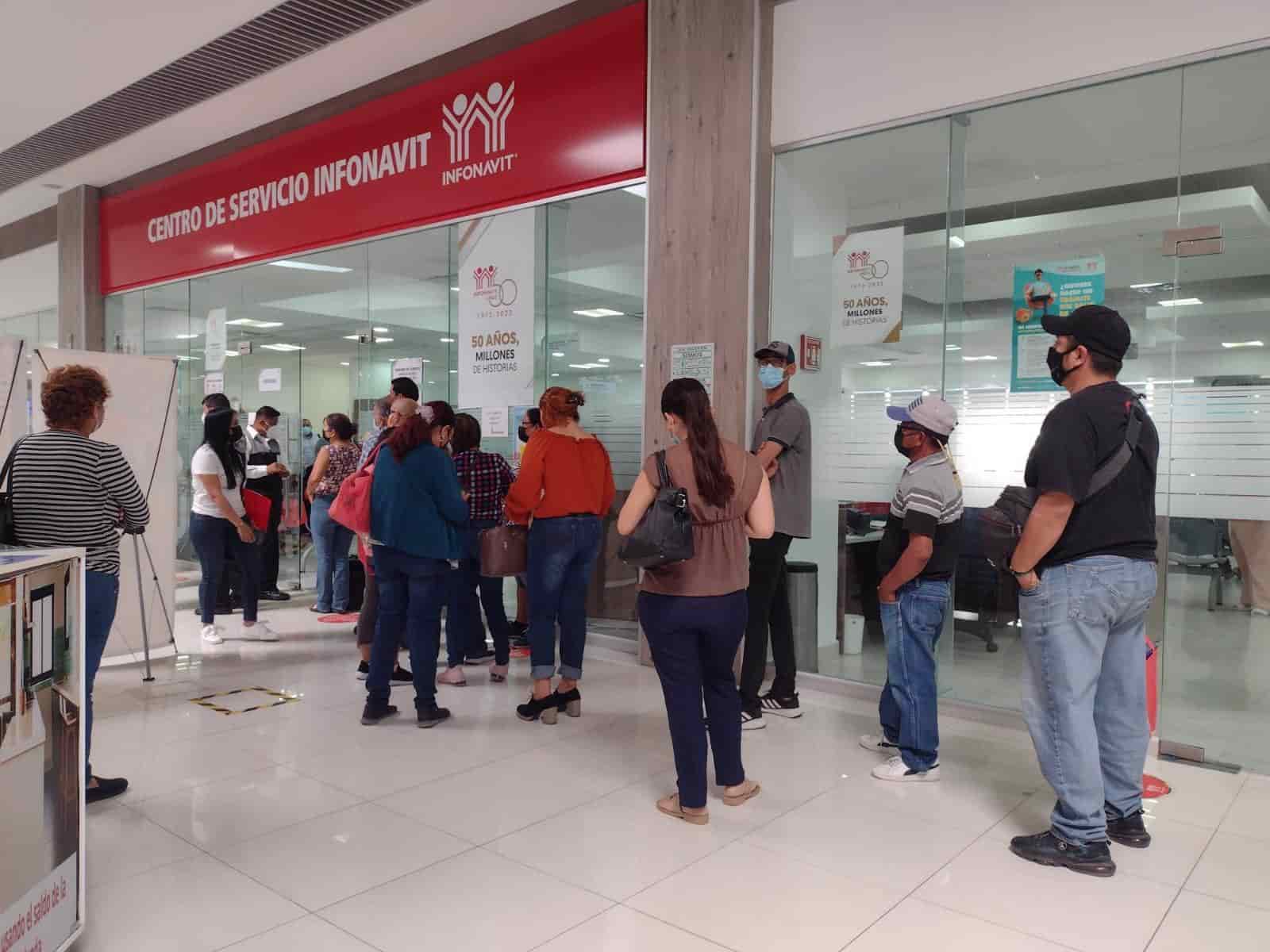 Largas filas en Infonavit por último día para convertir crédito (+video)