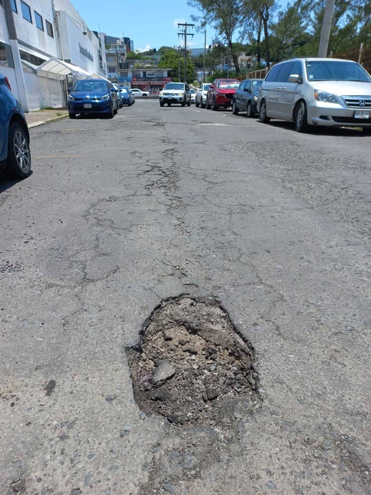 Vecinos piden reparar baches que se formaron en calles de Veracruz