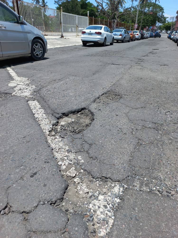 Vecinos piden reparar baches que se formaron en calles de Veracruz