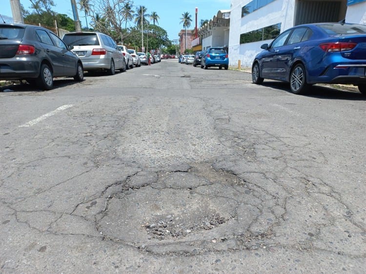 Vecinos piden reparar baches que se formaron en calles de Veracruz