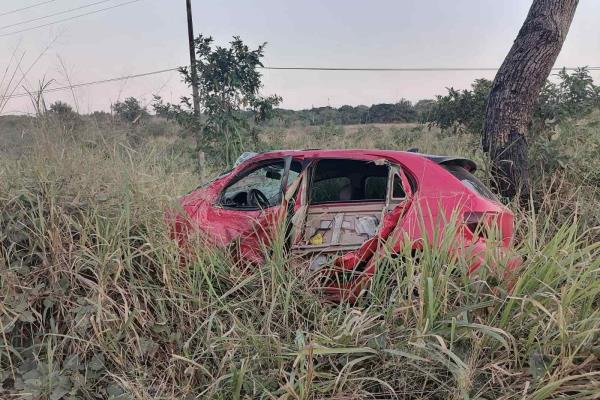 ¡Se sale del camino! Por librar la camioneta, automóvil sufre accidente en Manlio Fabio Altamirano