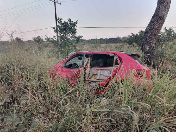 ¡Se sale del camino! Por librar la camioneta, automóvil sufre accidente en Manlio Fabio Altamirano