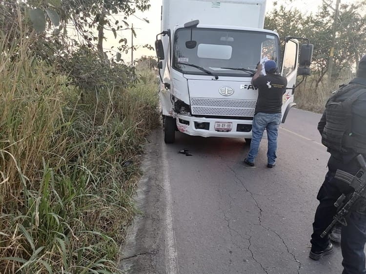 ¡Se sale del camino! Por librar la camioneta, automóvil sufre accidente en Manlio Fabio Altamirano