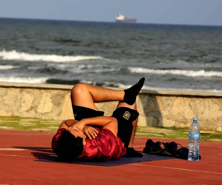 Cumpliendo propósitos de Año Nuevo; porteños llenan el Malecón para ejercitarse