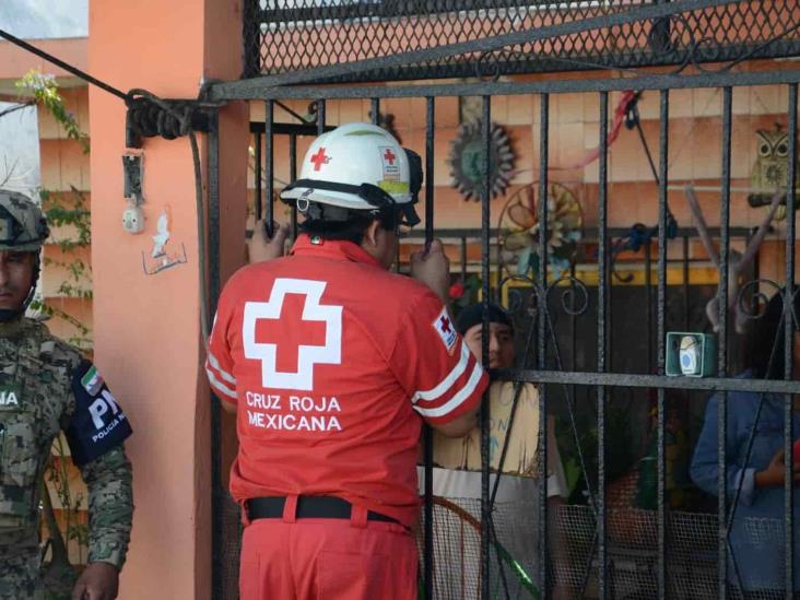 Se desprende un pedazo de techo de su casa y le cae encima a mujer en Boca del Río