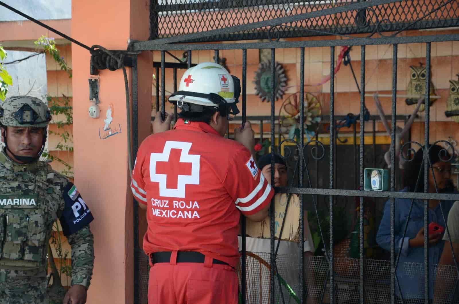 Se desprende un pedazo de techo de su casa y le cae encima a mujer en Boca del Río