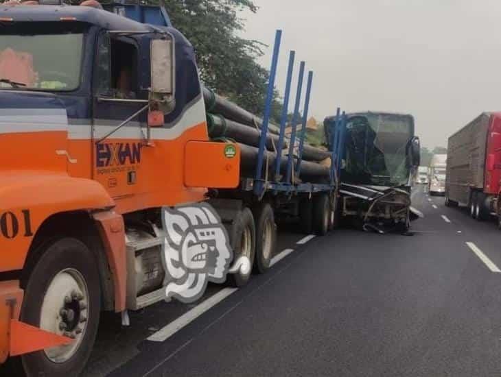 Par de choques de autobuses en autopista de Acayucan dejan saldo de tres heridos