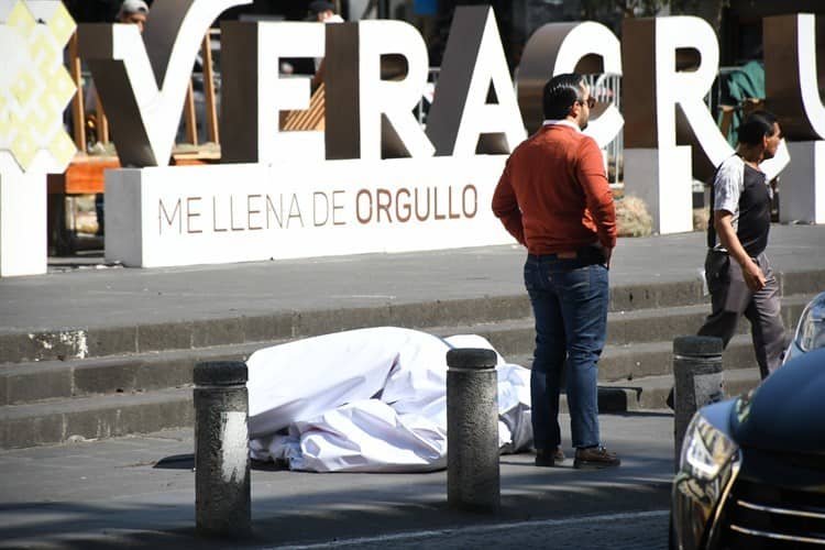 Con manta en plaza Lerdo de Xalapa acusan a  Vladimir Cruz, de Sefiplan, de acoso y violación