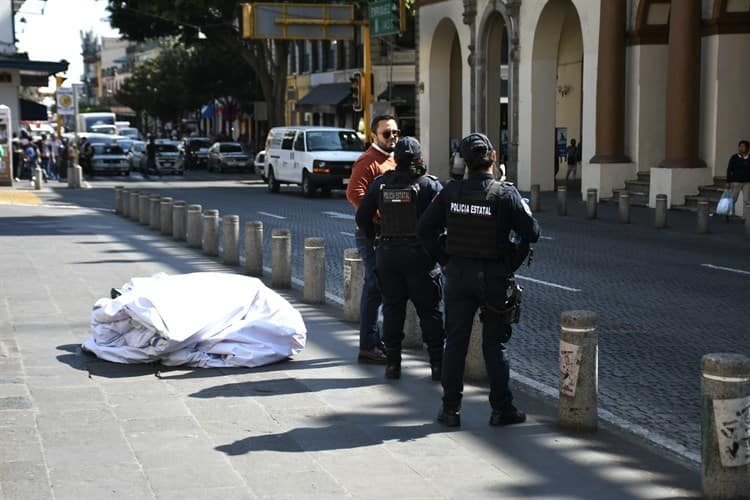 Con manta en plaza Lerdo de Xalapa acusan a  Vladimir Cruz, de Sefiplan, de acoso y violación