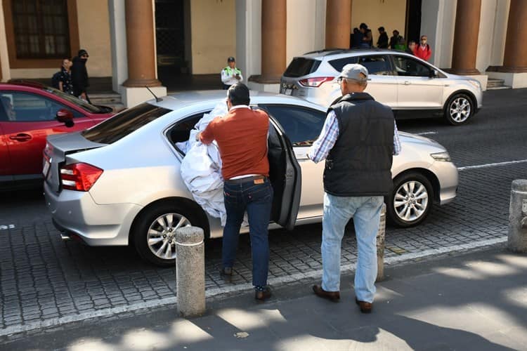 Con manta en plaza Lerdo de Xalapa acusan a  Vladimir Cruz, de Sefiplan, de acoso y violación