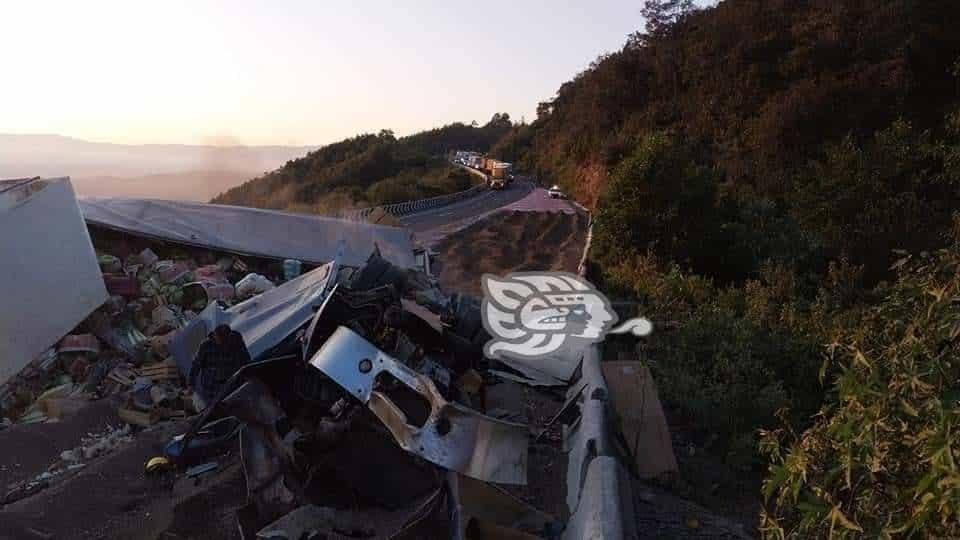 Tráileres se quedan sin frenos en las Cumbres de Maltrata y chocan en la rampa de frenado (+Video)