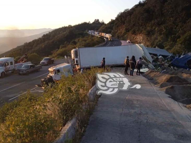 Tráileres se quedan sin frenos en las Cumbres de Maltrata y chocan en la rampa de frenado